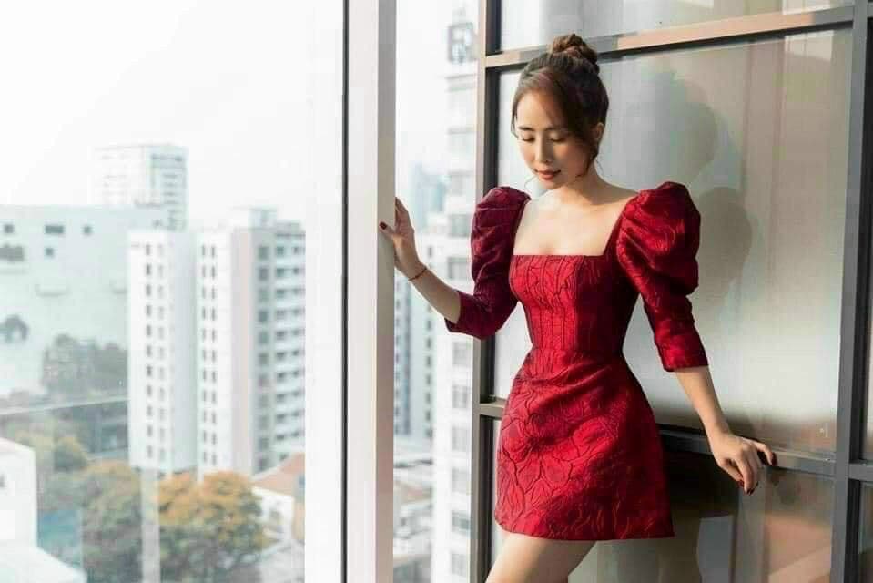 ĐẦM GẤM CỔ U TAY PHỒNG - (TRẮNG, ĐỎ)