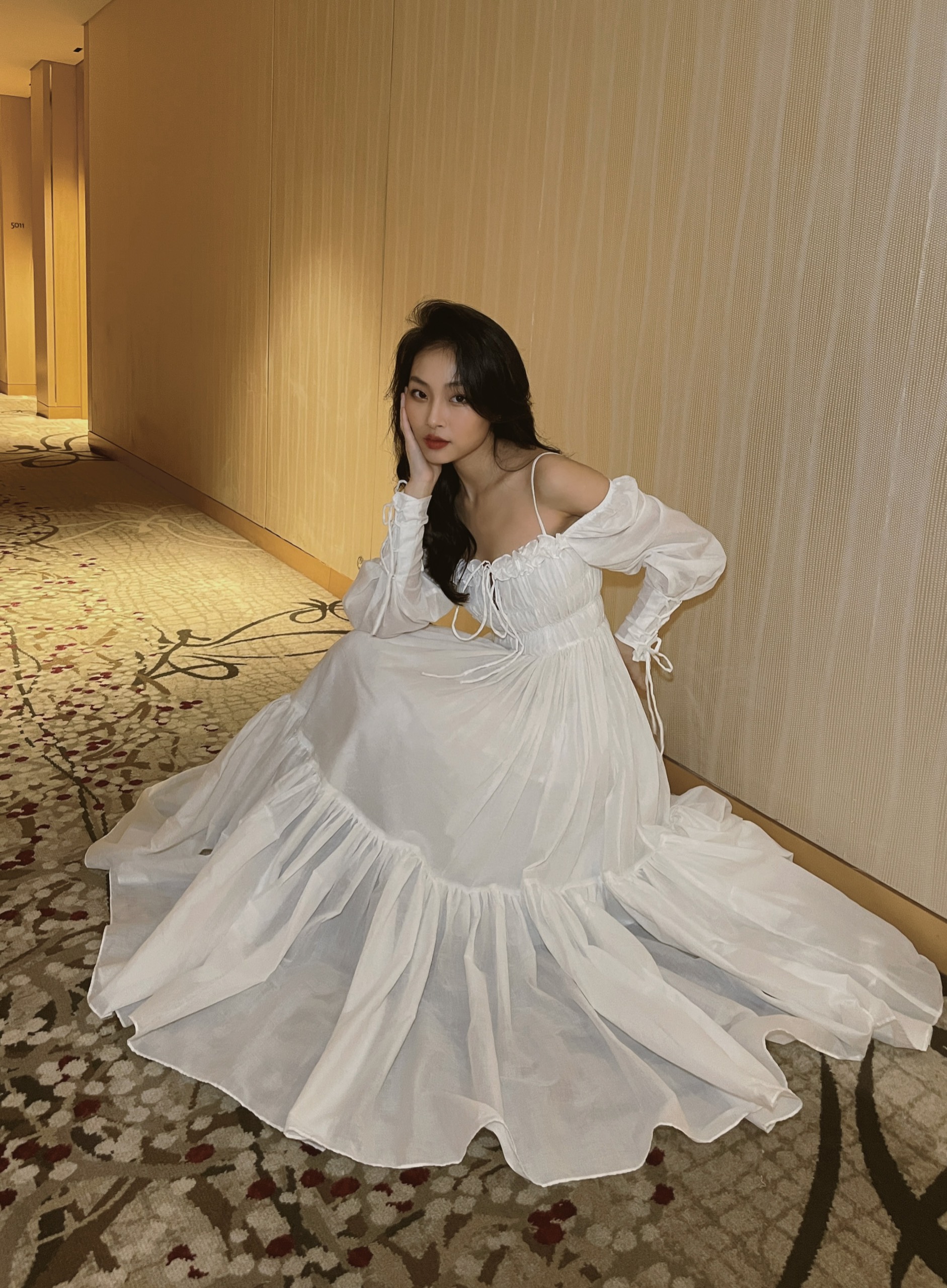 Đầm xoè maxi trễ vai The Country White Feather vải linen tơ trắng