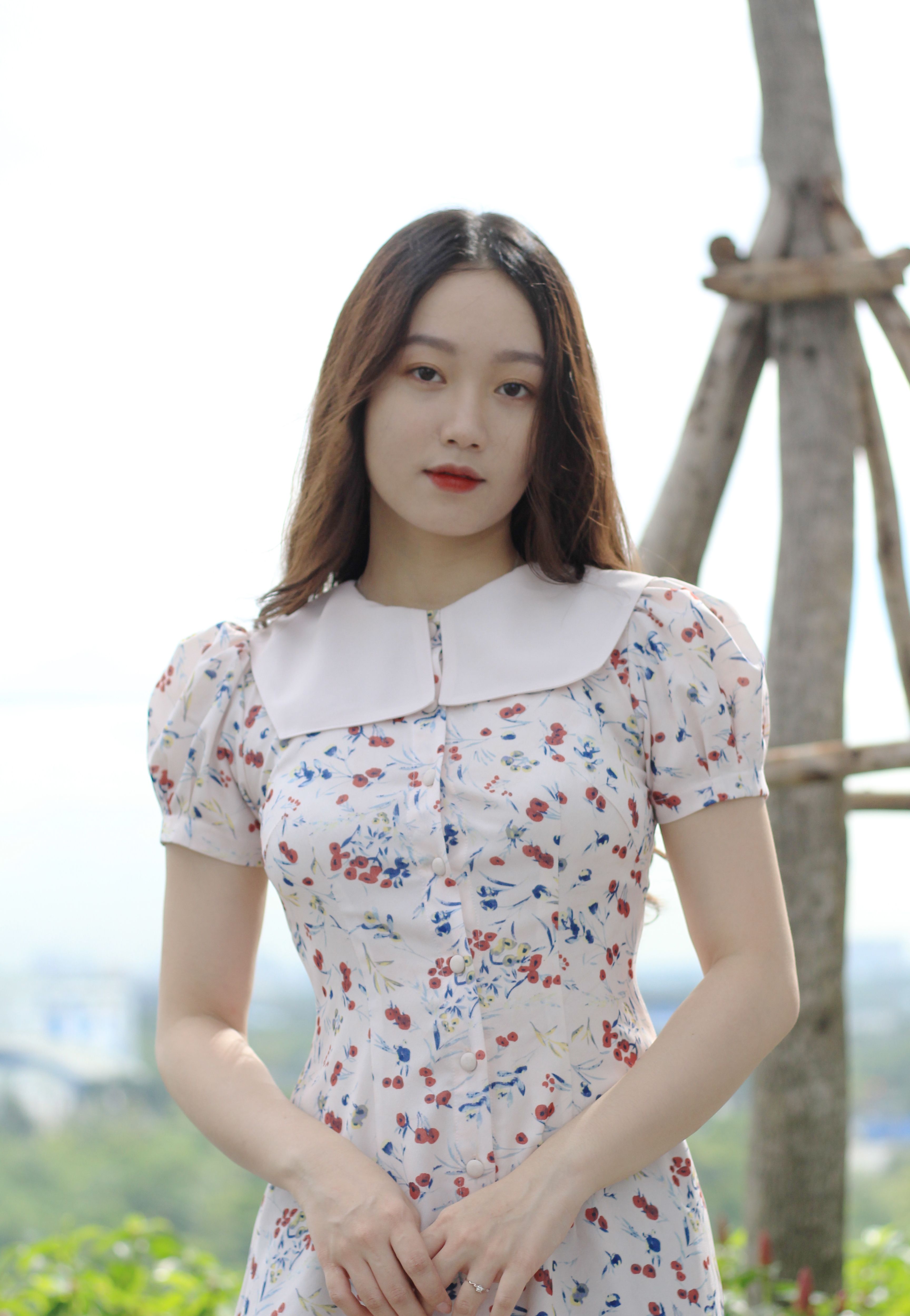 Đầm lụa cổ vuông hàng nút trước tôn dáng