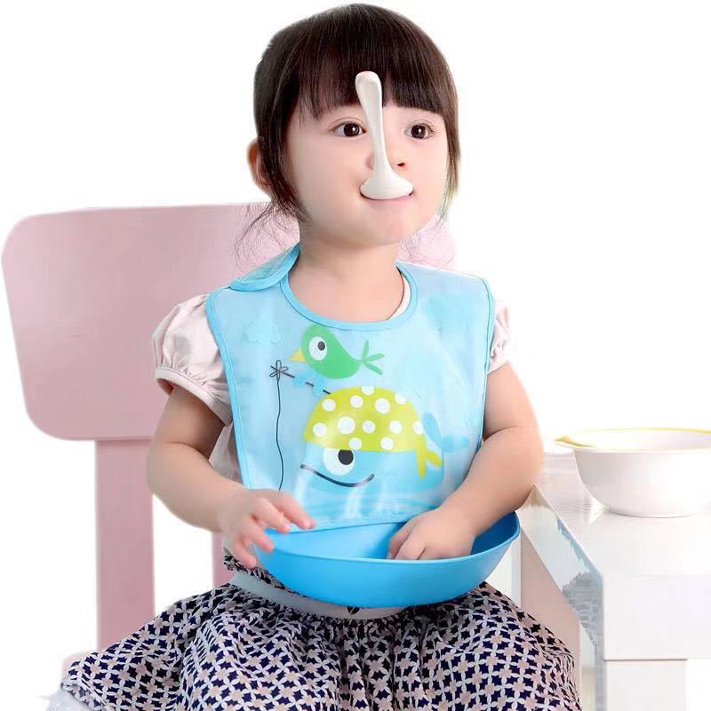 Yếm có máng hứng cho bé ăn dặm