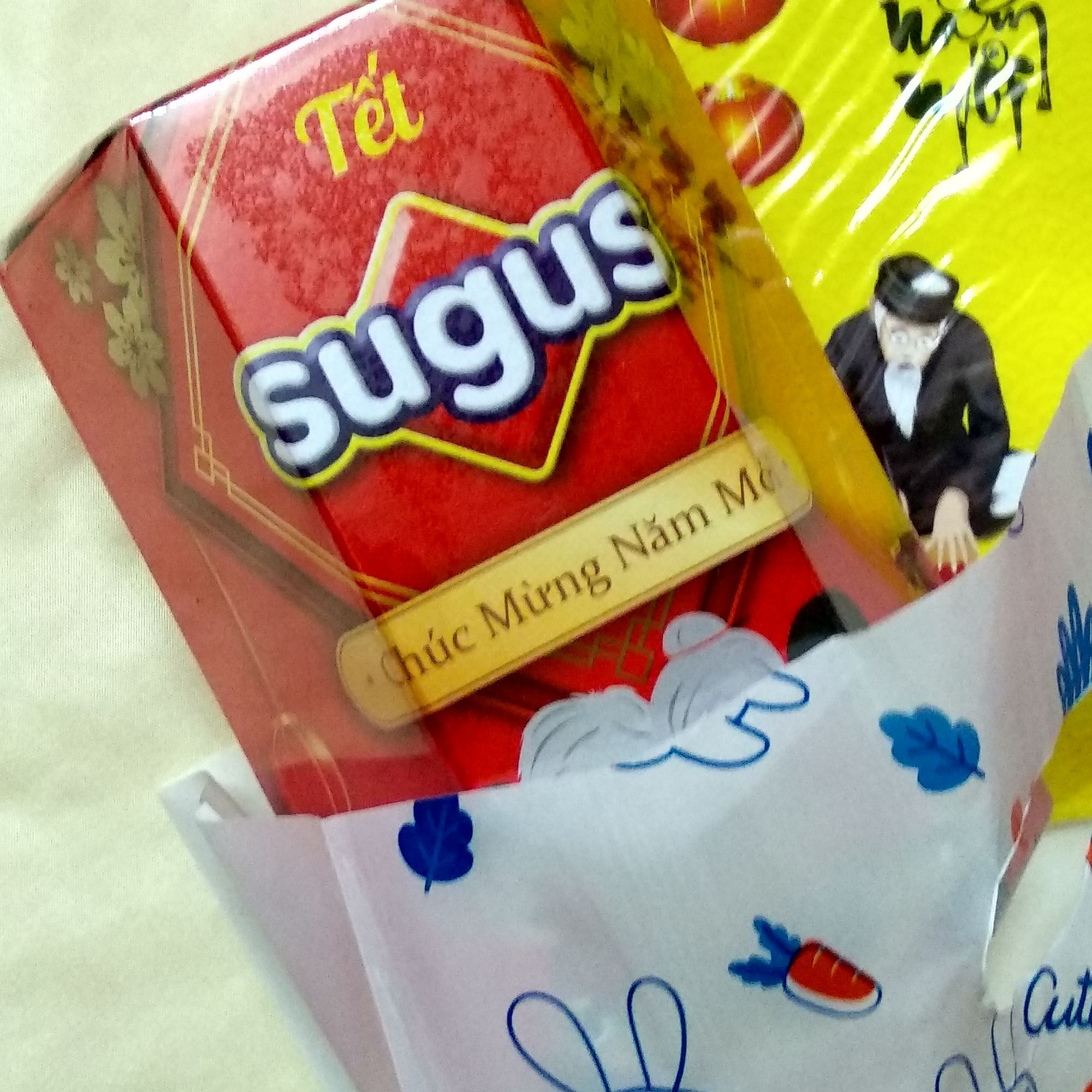 Kẹo Sugus hộp giấy lục giác.