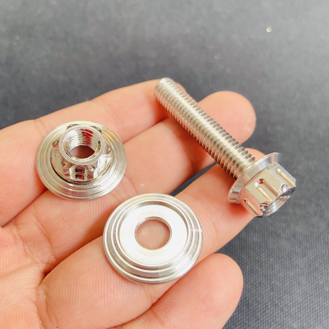 Trọn bộ ốc treo pô gồm 1 con ốc salaya 8ly4, 1 con tán salaya 8ly và 1 lông đền 8ly gắn treo pô các dòng xe wave, dream, sirius, exciter, winner, sonic...