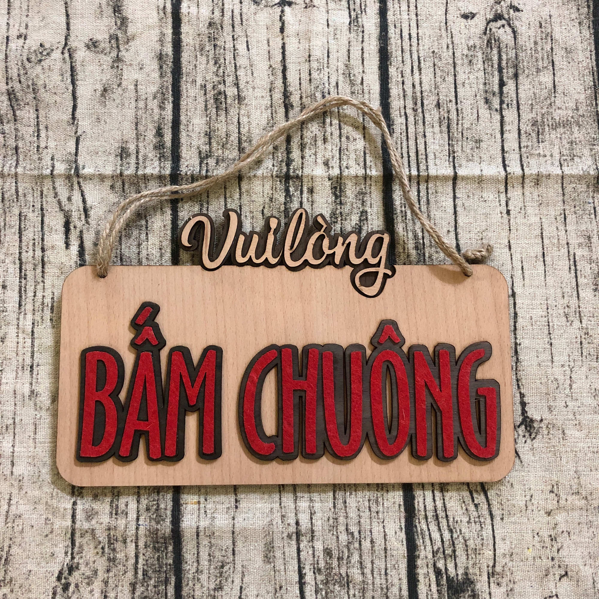 Bảng gỗ treo cửa Vui lòng bấm chuông chữ màu đỏ tặng kèm đinh 3 chân đóng tường