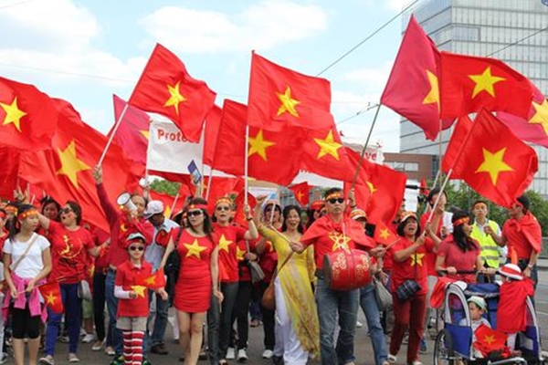 Cờ Tổ Quốc Với Nhiều Loại Kích Thước Khác Nhau Chất Liệu Vải Phi Dày Dặn Đường May Cẩn Thận