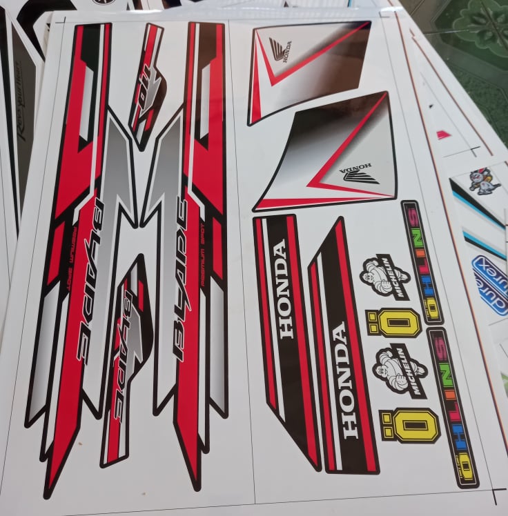 Tem rời honda blade 110 đen đỏ.