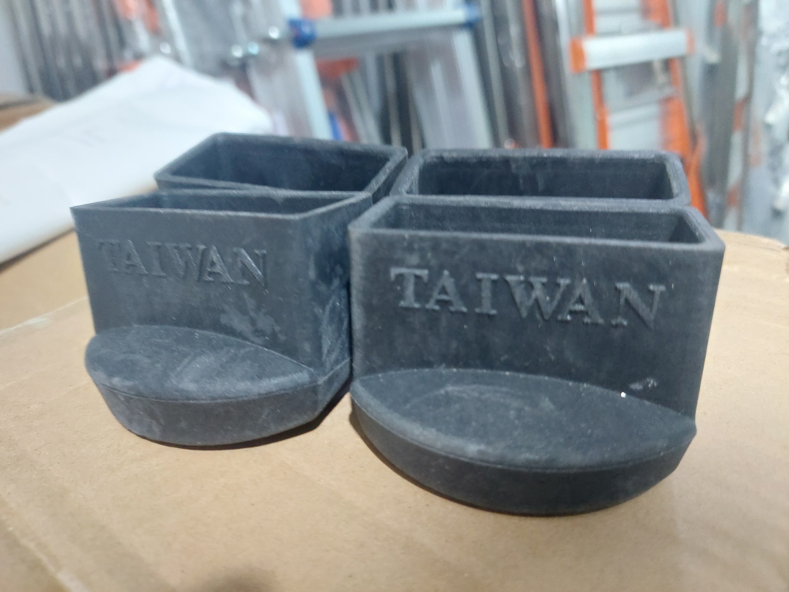 1 cái chân đế thang 4 khúc chữ m, chữ a