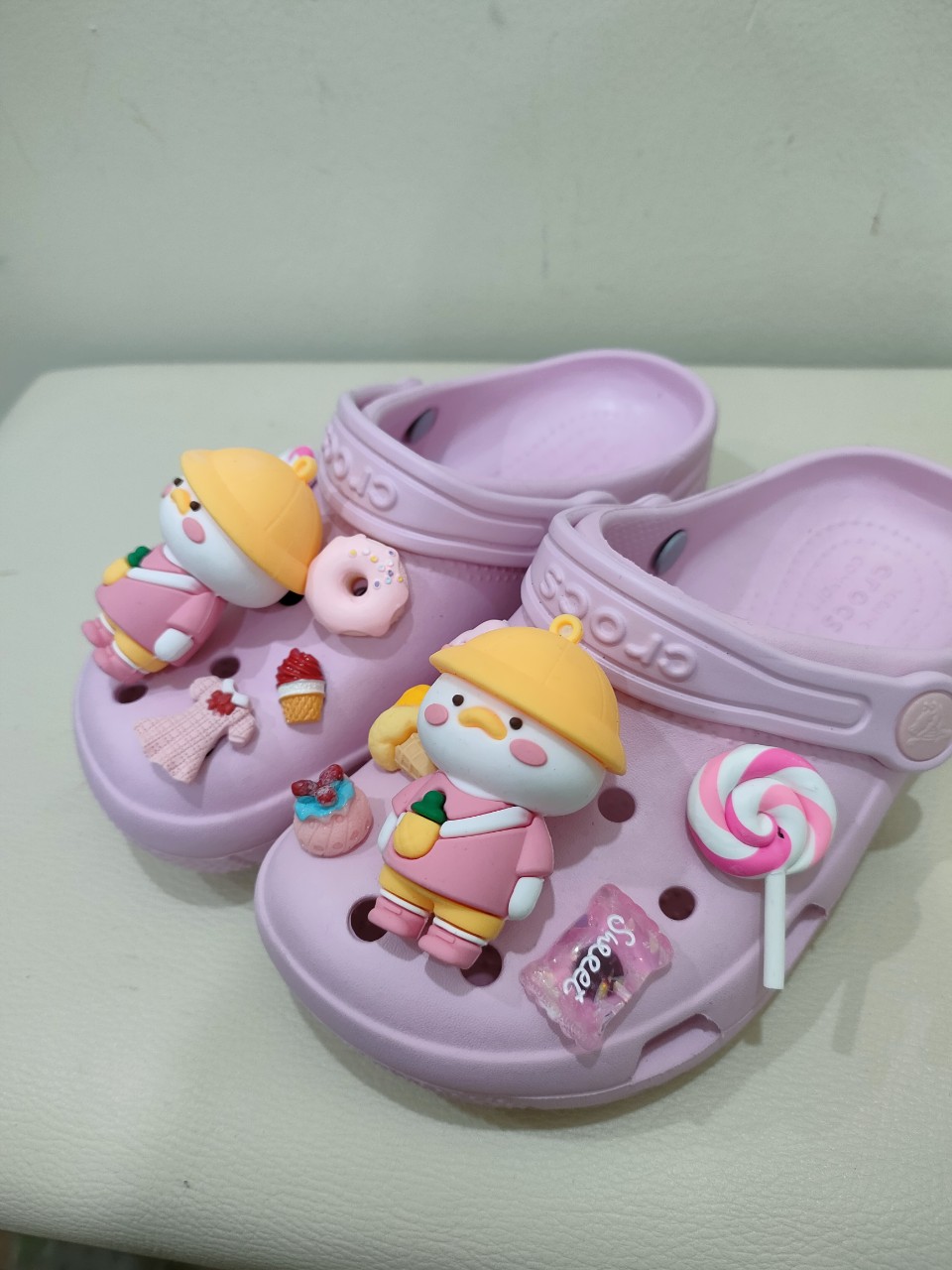 🔥 bán chạy . dép sục crocs baya hồng +charm cho bé gái