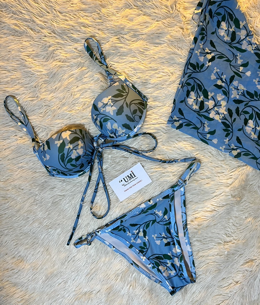 Bikini 2 mảnh họa tiết hoa xanh dương kèm khăn bikini umi