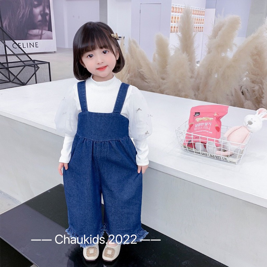 Quần yếm cho bé gái, set quần yếm jean ống đứng gấu tua rua kèm áo trắng cotton tay bồng cho bé