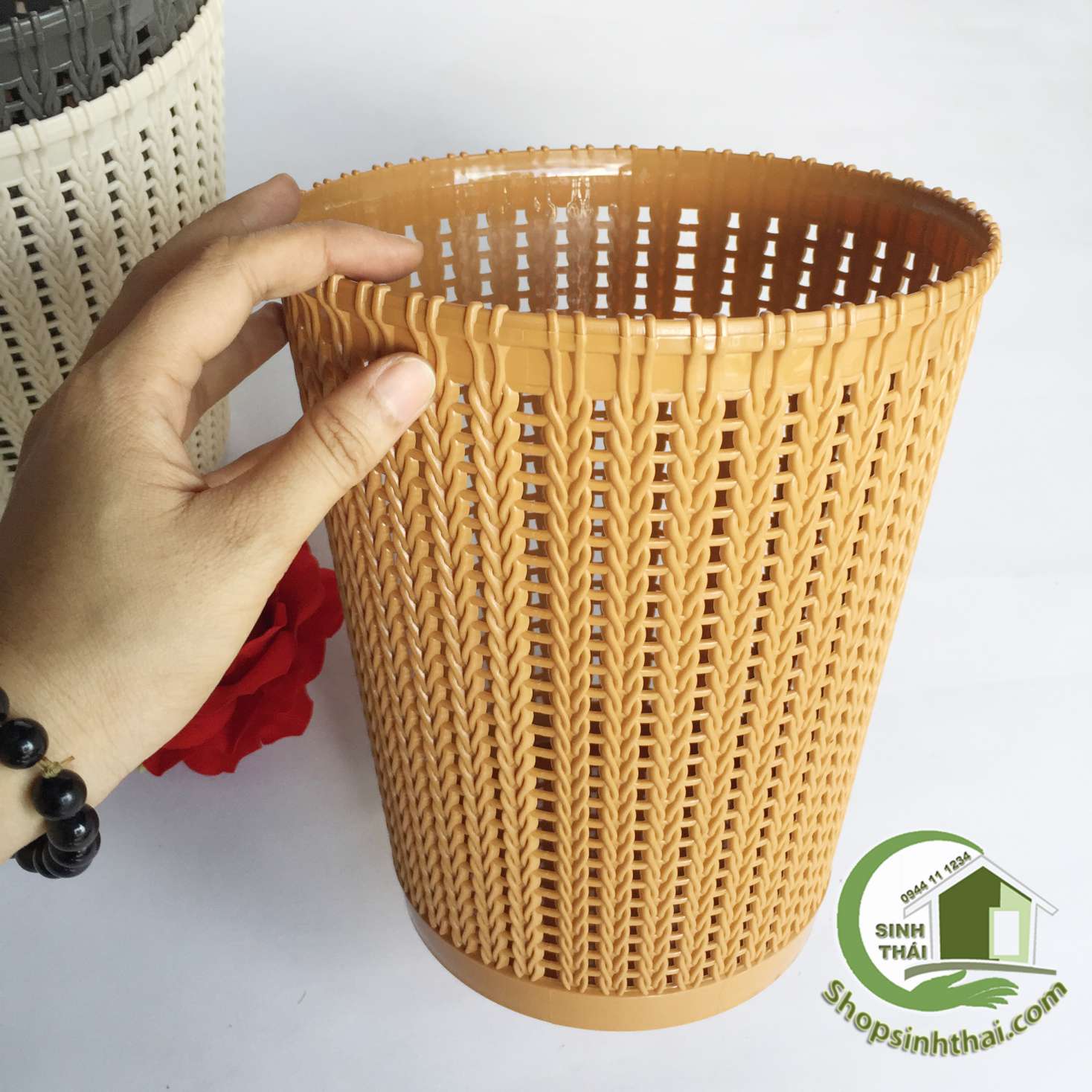 Sọt rác nhựa giả mây đan 25cm x 21cm - giao màu ngẫu nhiên