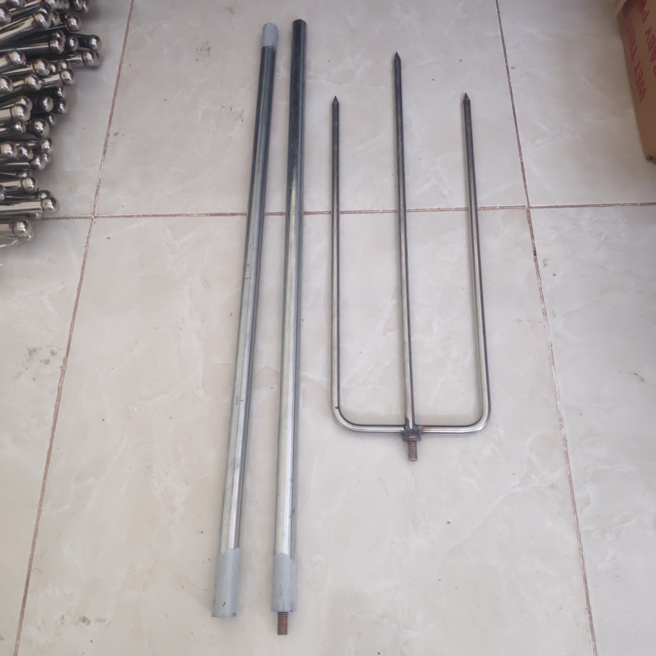 FREESHIP MAX-CAM KẾT GIÁ TỐT-Xiên nướng lắp ráp dài 200cm phủ bì/ Xiên nướng heo sữa cán nối dài/ Xiên được thiết kế lắp ráp, có ốc xoáy lắp ráp với nhau, cán cầm dài 160cm làm bằng ống kẽm không dỉ