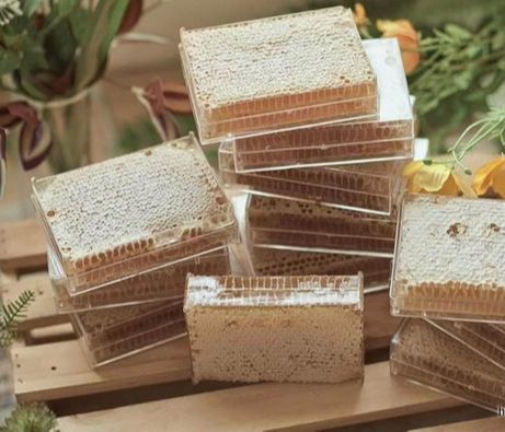 Mật ong nguyên sáp 500 gram giá 155.000. tặng kèm 1 que gỗ lấy mật!