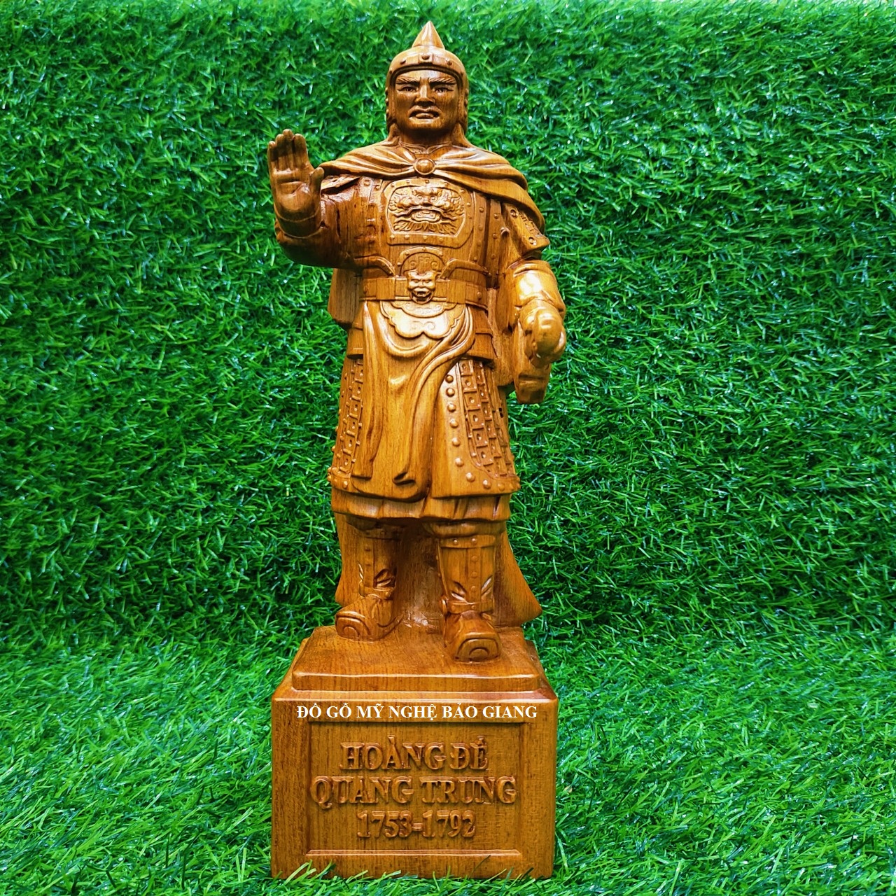 Tượng hoàng đế Quang Trung Nguyễn Huệ gỗ hương cao 20 cm