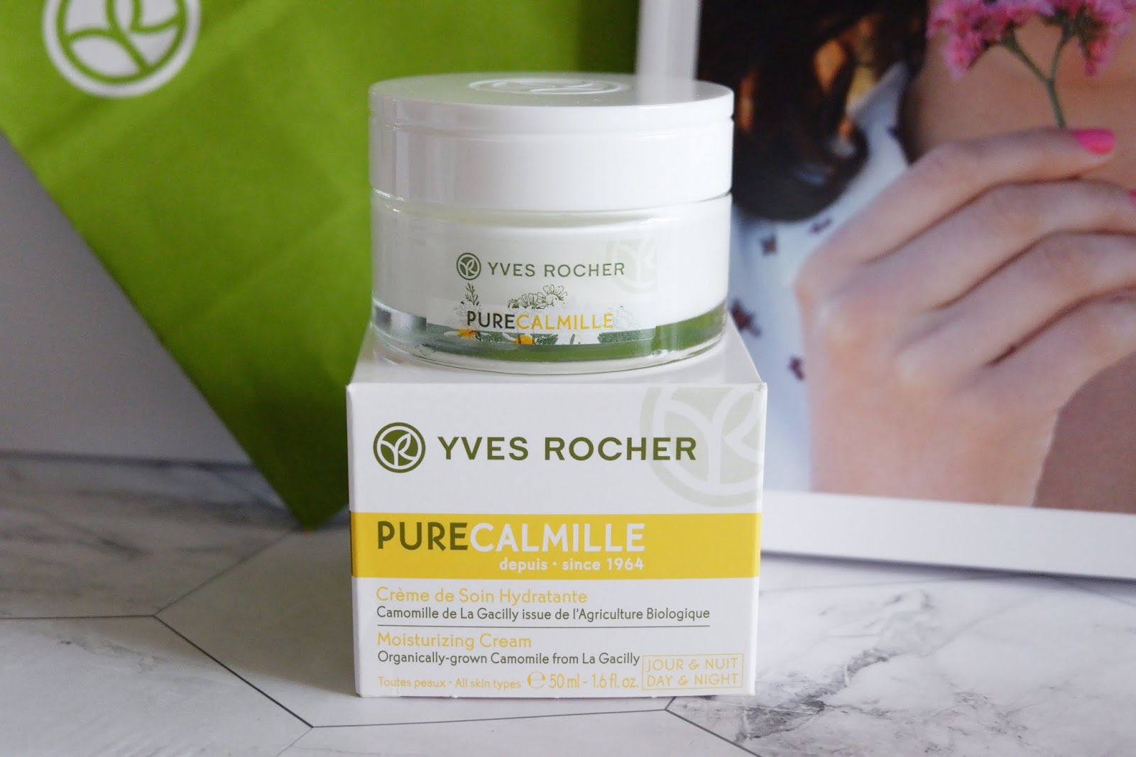 Kem dưỡng ẩm hoa cúc Yves Rocher Pure Calmille Day-Night Moisturizing Cream 50ml