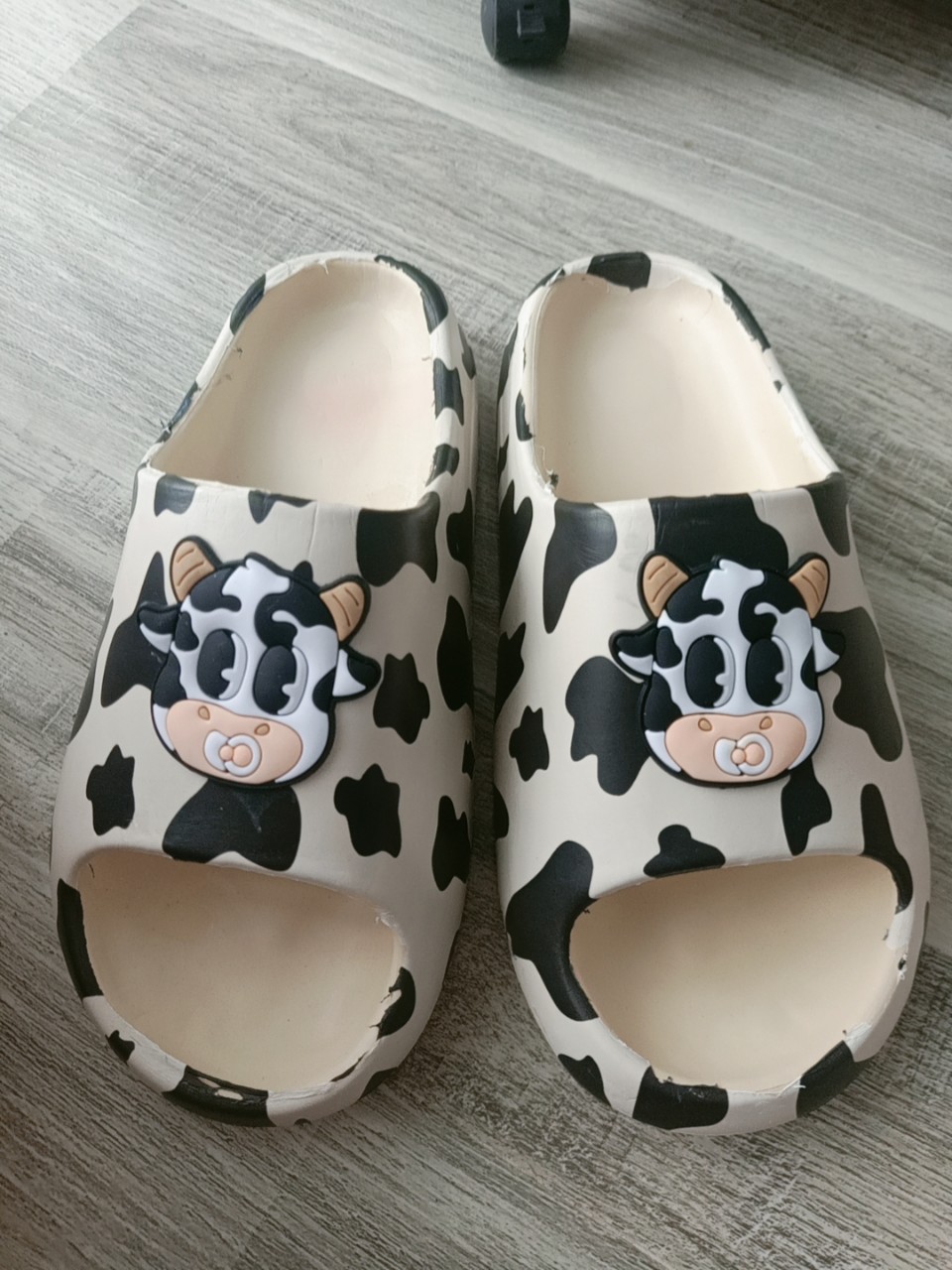 Dép bánh mì bò đốm siêu dễ thương.
