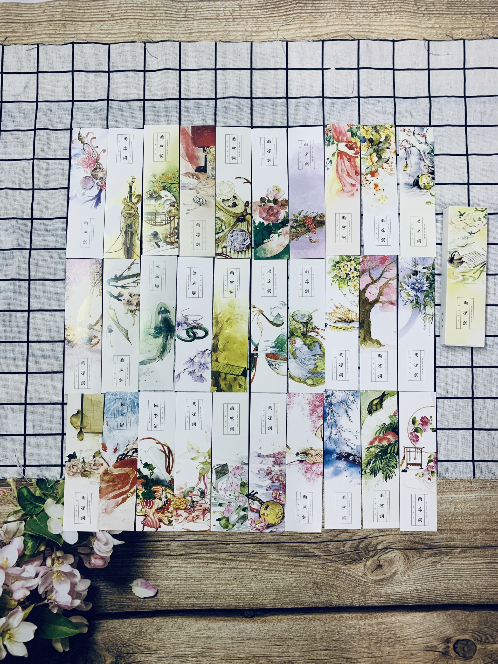 Bookmark giấy theo chủ đề, sẵn có