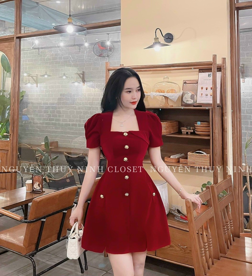 HOÀN TIỀN MAX - Đầm thời trang nữ mặc đi chơi chất nhung cứng cổ vuông vạc bèo đính nút thẳng tay ngắn 2 màu đen và đỏ