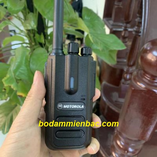 Bộ đàm cầm tay Motorola CP550 tự dò kênh kết nối với các loại máy cùng dải tần UHF