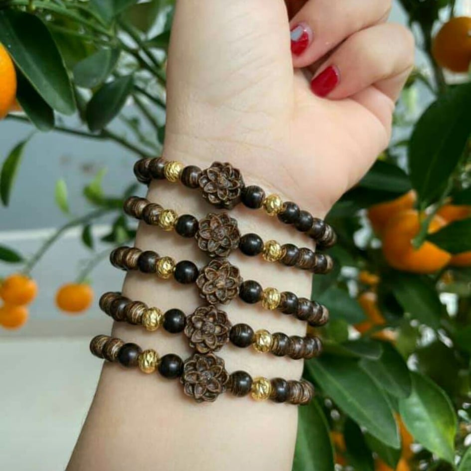 Vòng tay gỗ trầm hương sánh chìm mix hoa sen và hai bi vàng cho phái đẹp