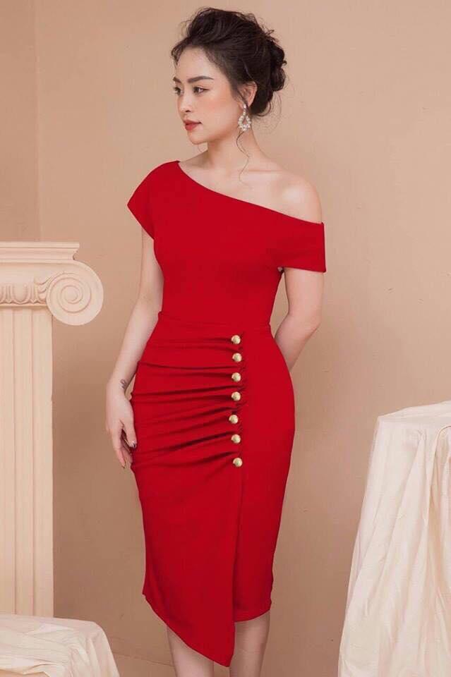 Đầm thiết kế lệch vai đính nút sang trọng