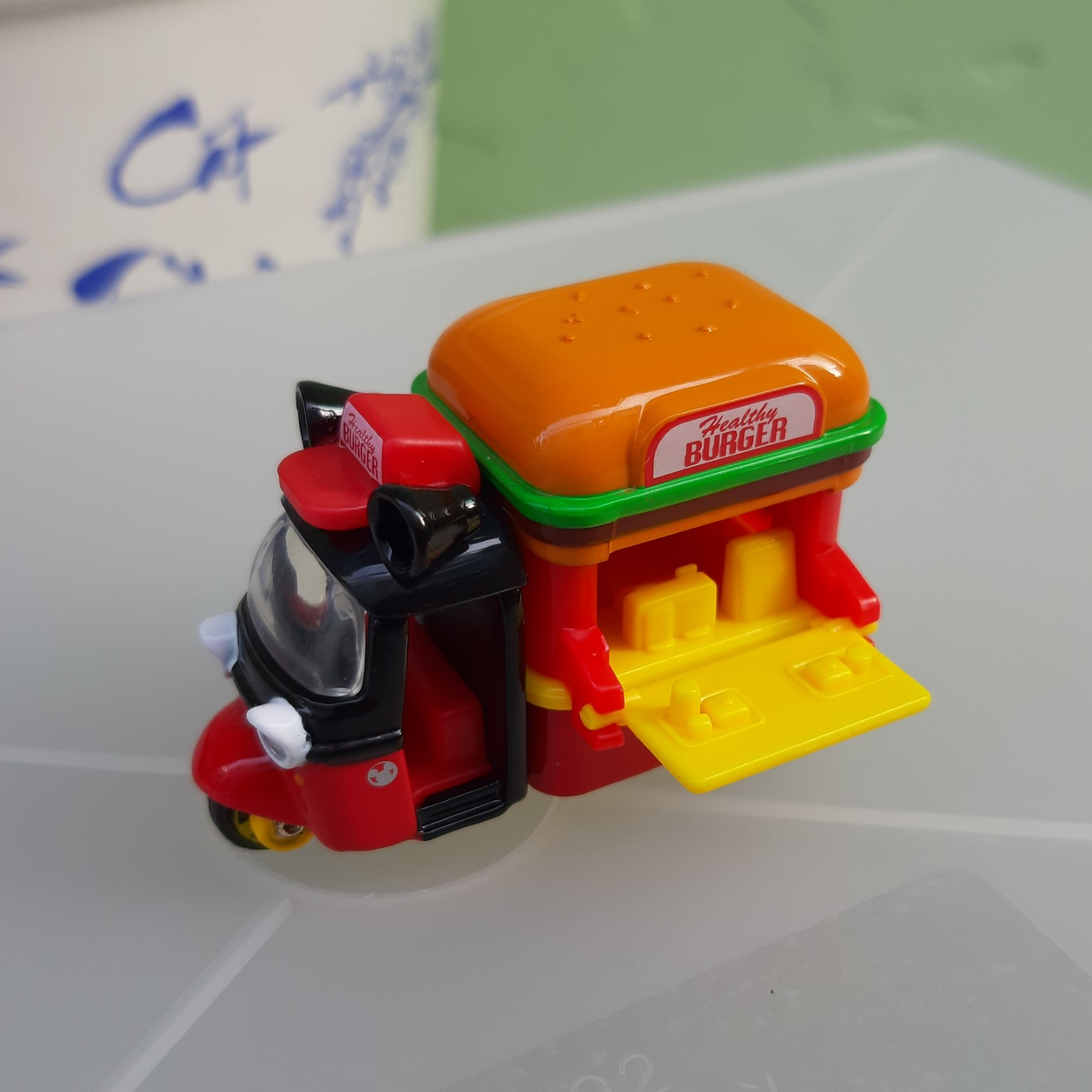 Xe mô hình Tomica - Xe Disney chuột Mickey bán hàng mở được cửa