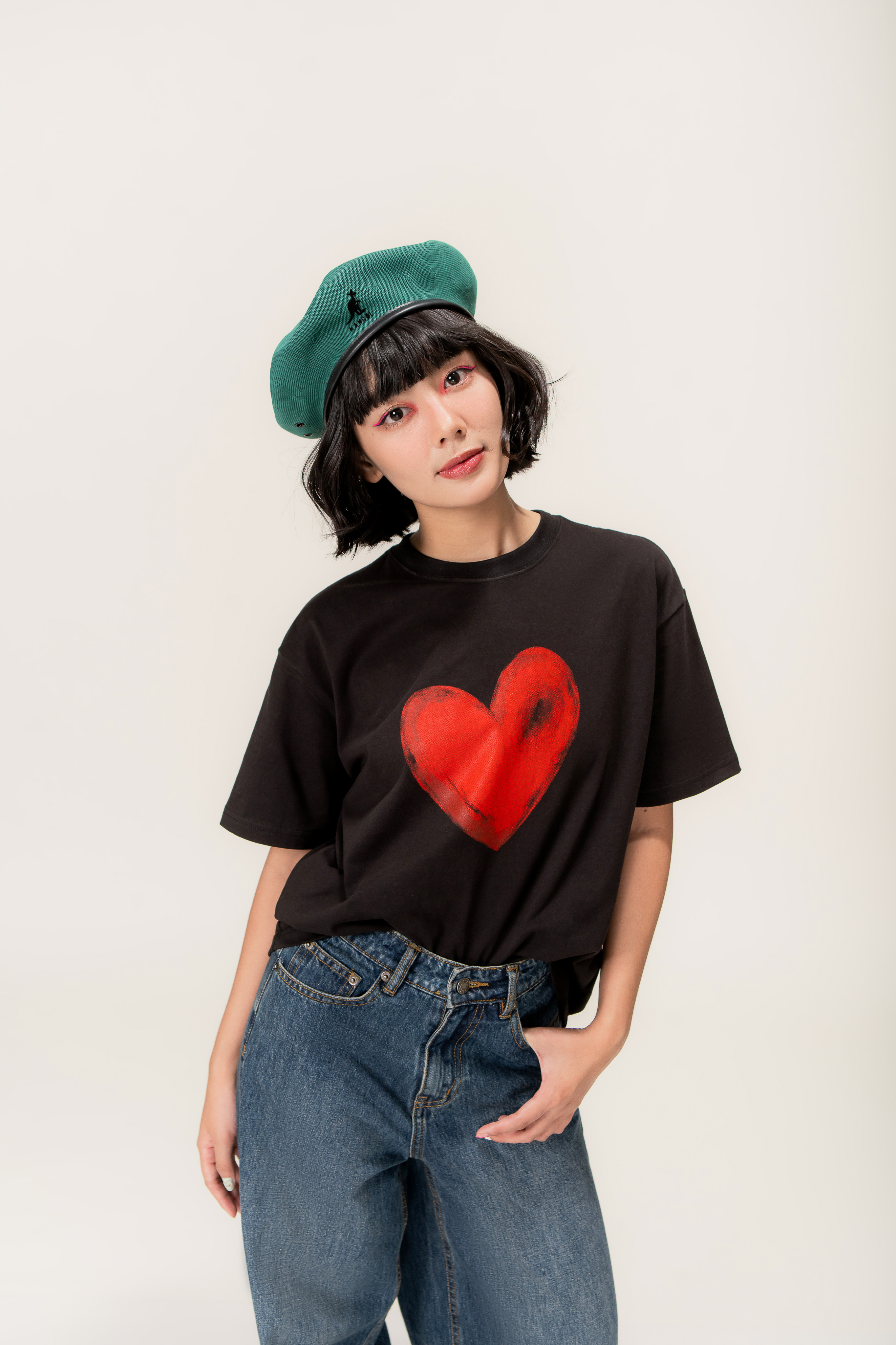 LIBÉ - Áo thun đen oversized tay ngắn in hình trái tim đỏ