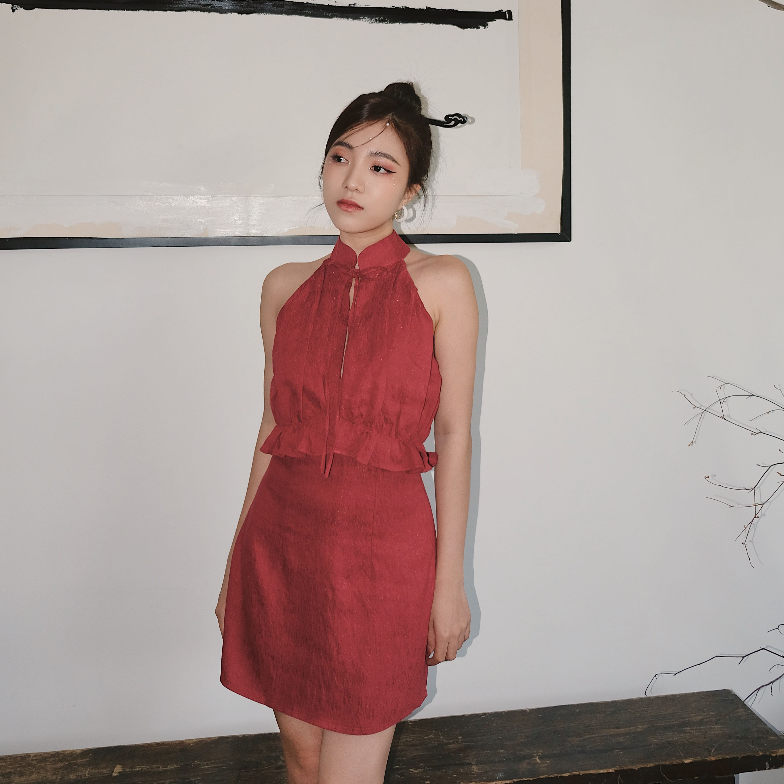 Into.eight | đầm cổ tàu hở lưng xẻ ngực into.eight thiết kế