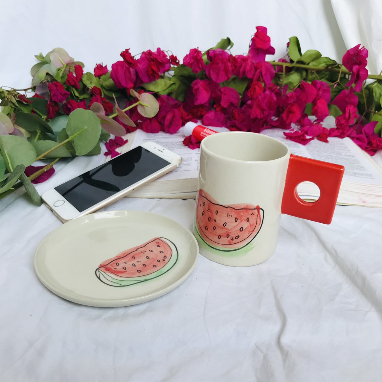 { SẢN PHẨM TIỆN DỤNG} Sét Ly Sứ Kèm Đĩa Hình Trụ Vẽ Chi Tiết Trái Cây Có Quai Cầm Với Thiết Kế Độc Đáo  Kích Thước Ly H9*D7cm, đĩa D12cm