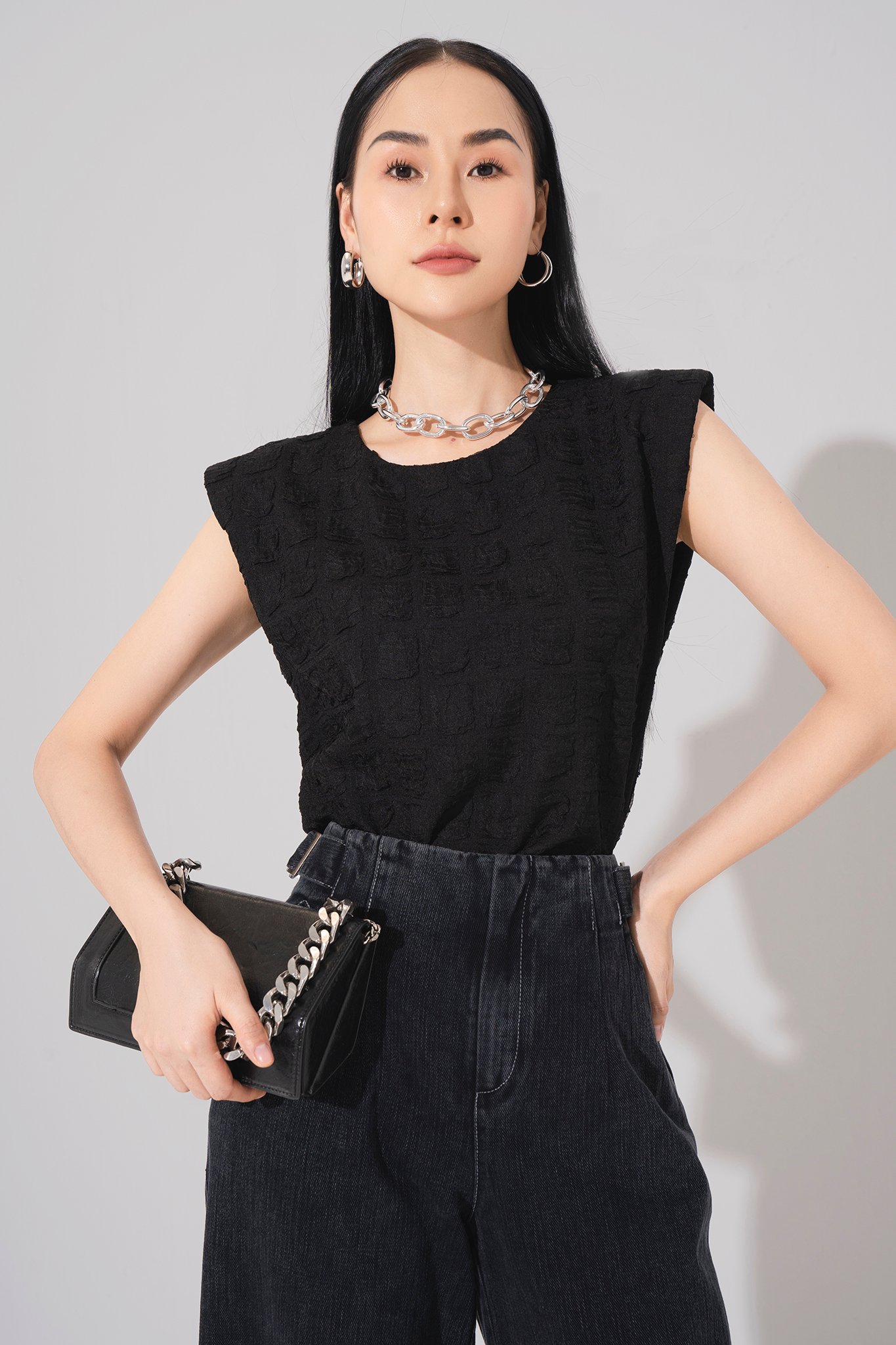 Áo sát nách cổ tròn màu đen eva de eva 21asme035d