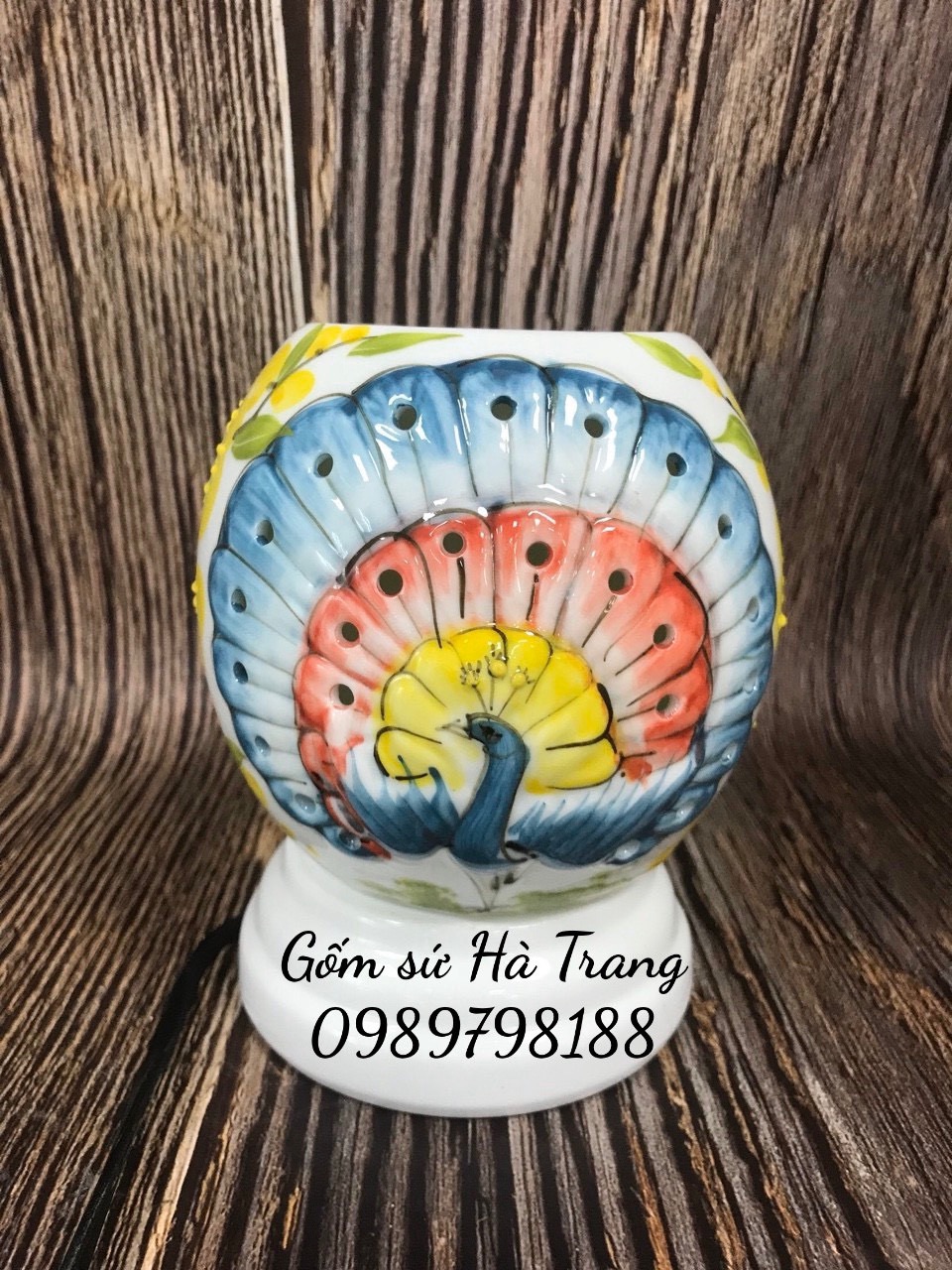 Đèn xông tinh dầu kiêm đèn ngủ đèn trang trí gốm sứ Bát Tràng khắc hoạ tiết chim công