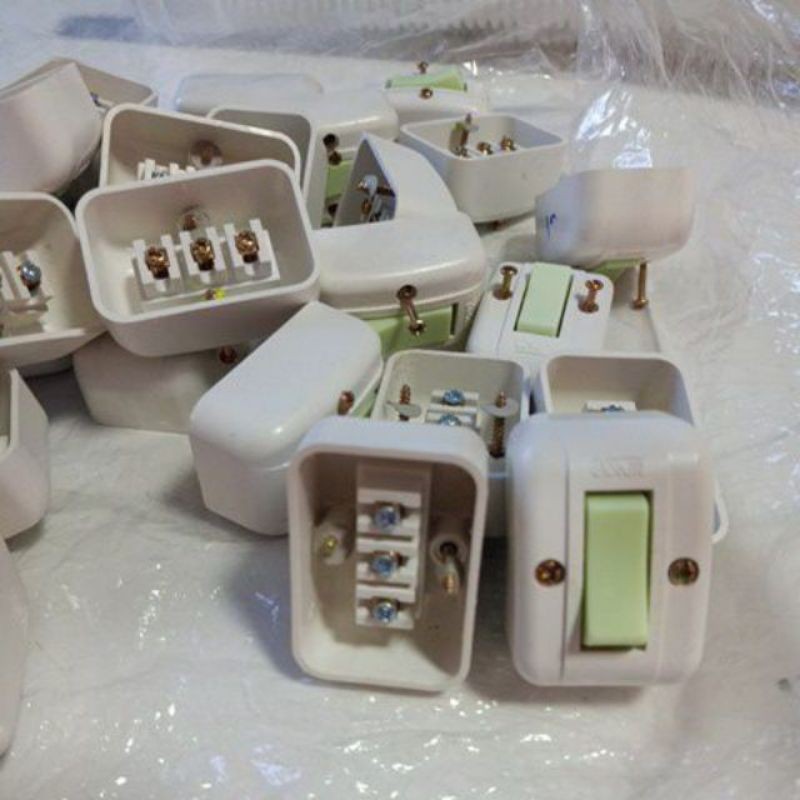 Công tắc 3 cực dành cho học sinh làm thí nghiệm