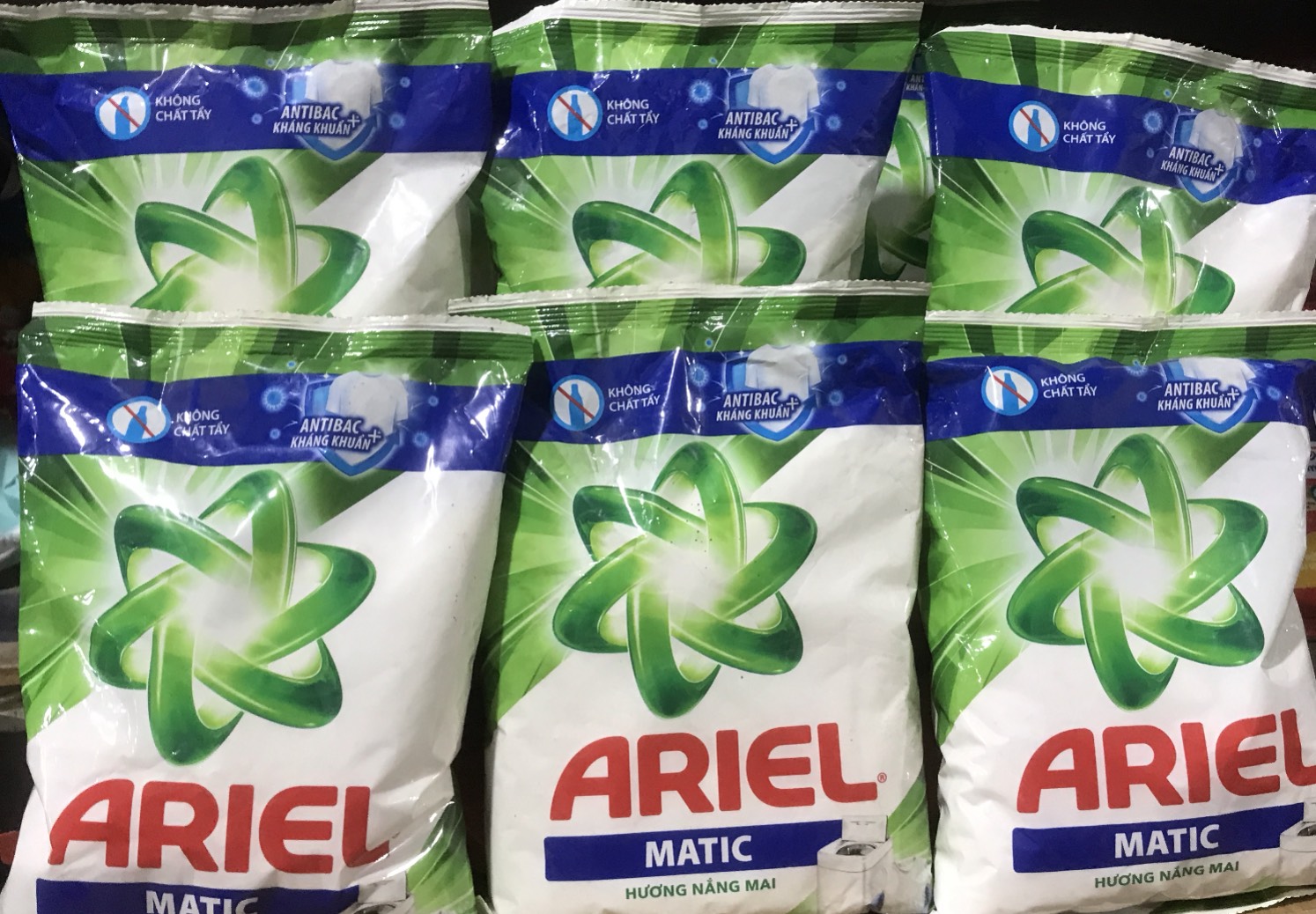 Bột giặt Ariel Hương Nắng Mai 700g