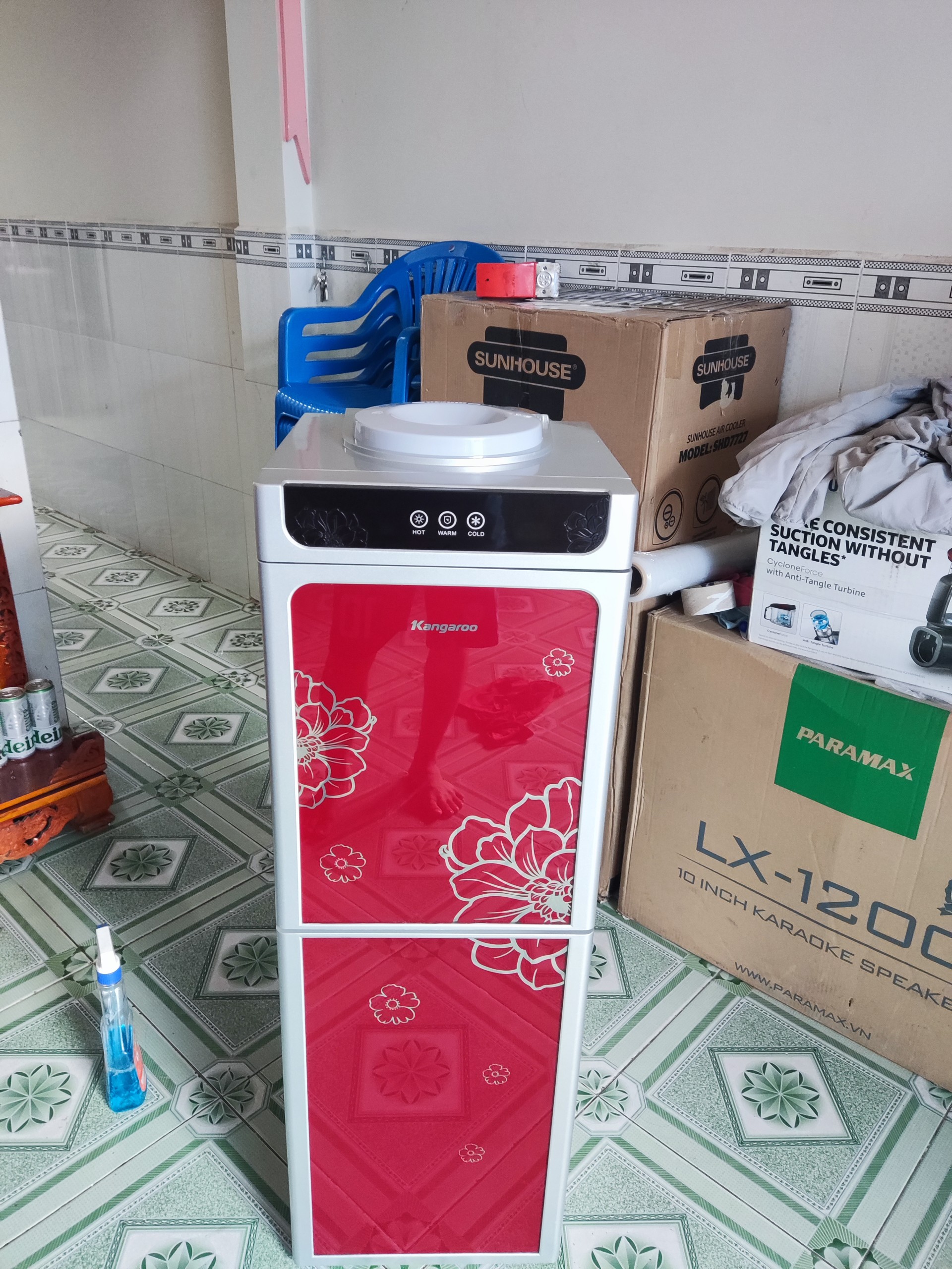 Cây nước nóng lạnh Kangaroo KG40N trưng bày.