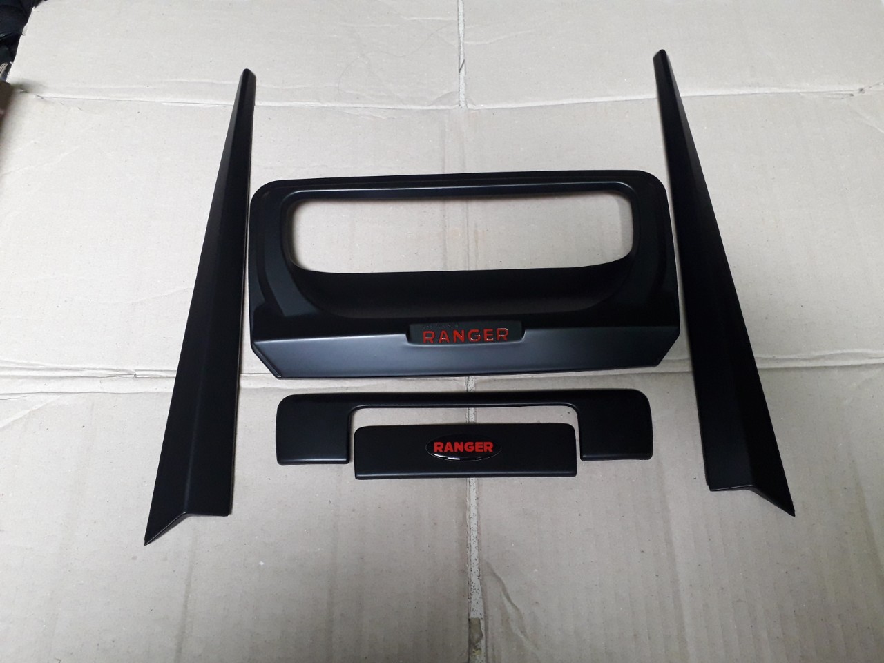 Bộ ốp tay cốp + ốp hõm cốp đen xe ford ranger 2015-2020