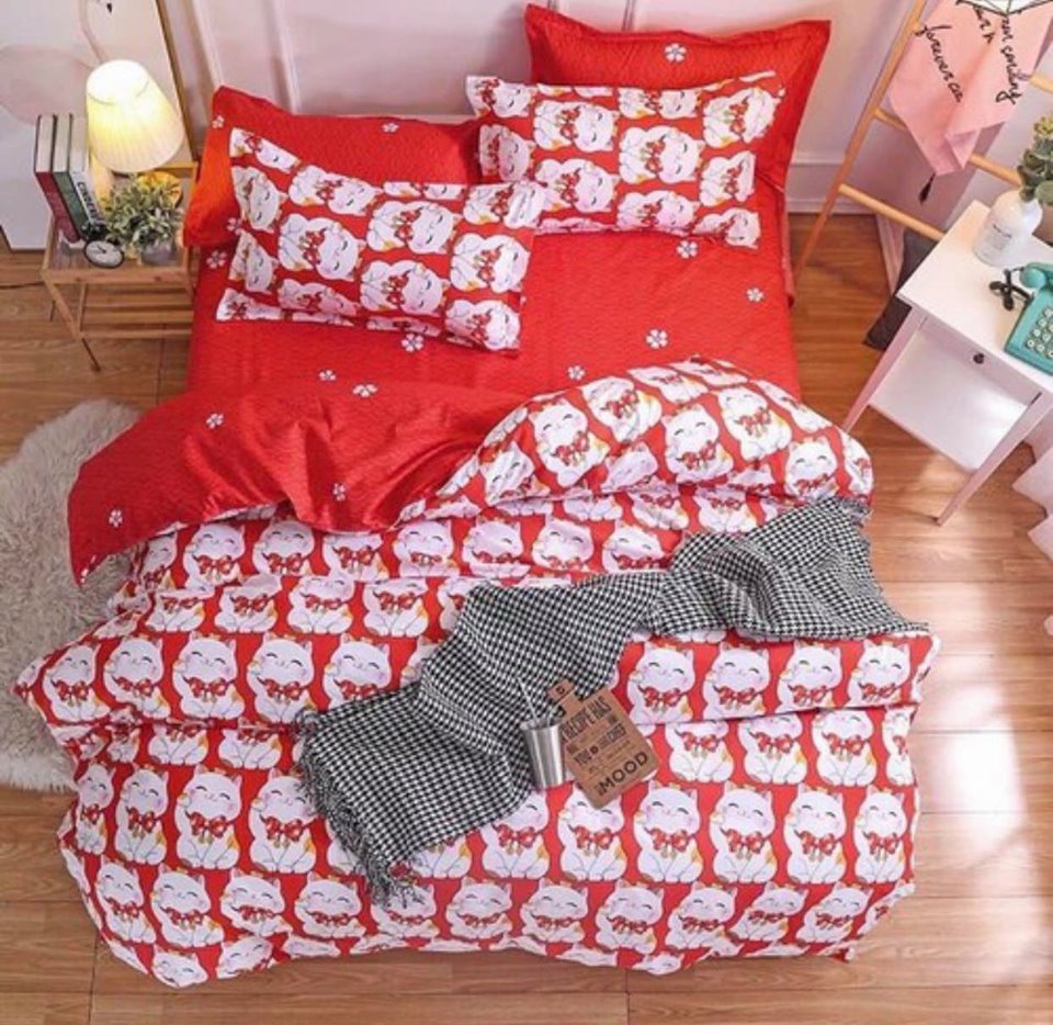 Bộ chăn ga gối cotton poly - mèo thần tài đỏ tiệm nhà cá