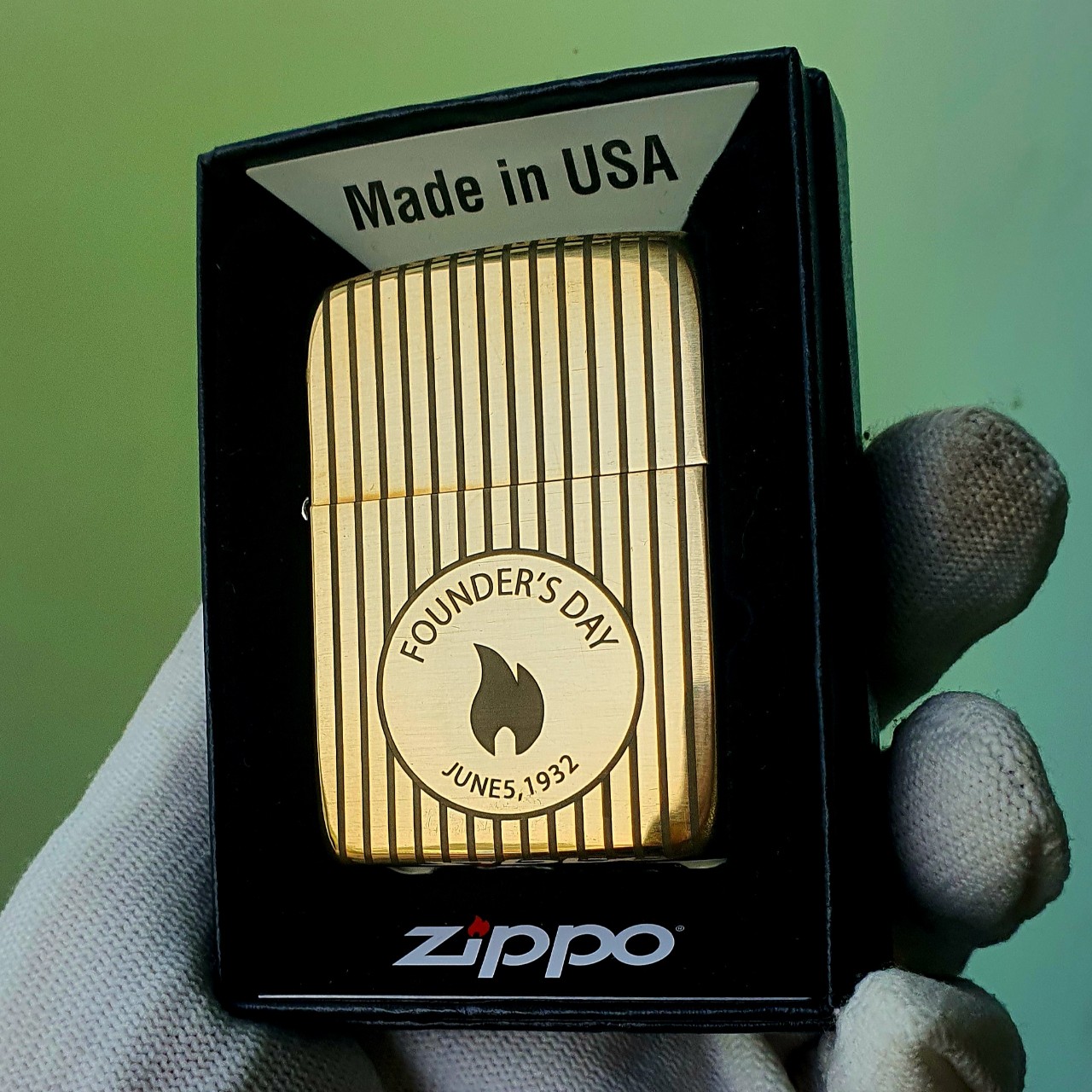 Bật lửa zippo đồng góc bo tròn founder's day đáy dập đời 3 gạch xéo 1977 bánh xe xéo xỏ chỉ - có tem đỏ