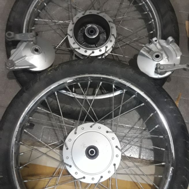 Bộ bánh căm đùm ws110 hay wapha đời sau rin rã xe còn đẹp.có luôn má đùm và bạc đạn rin và võ xe