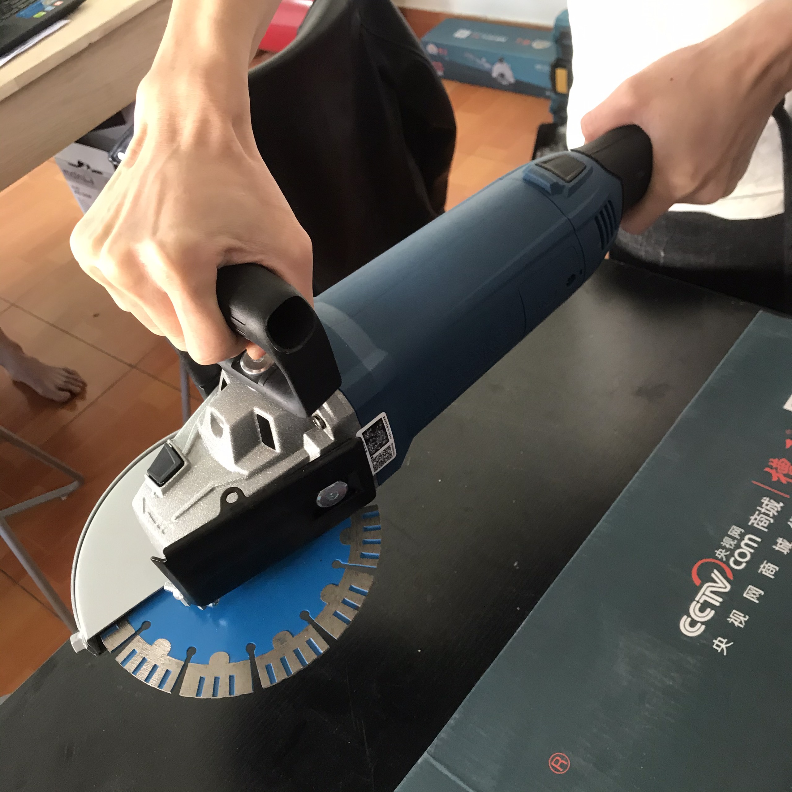 Máy cắt xẻ rãnh tường 1 lưỡi 168 Caowang 1681 Kèm Bơm mini Caowang chính hãng