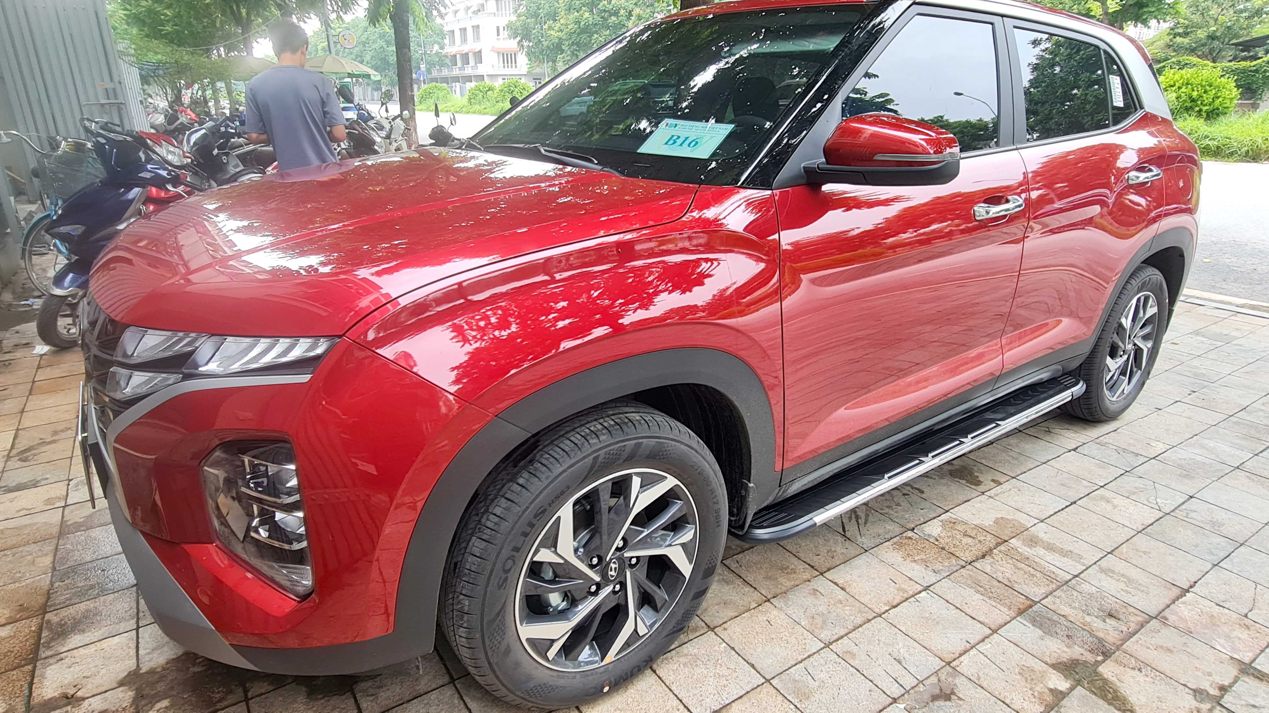 Bậc lên xuống, bệ bước chân Hyundai Creta 2022. Mẫu viền gương SP