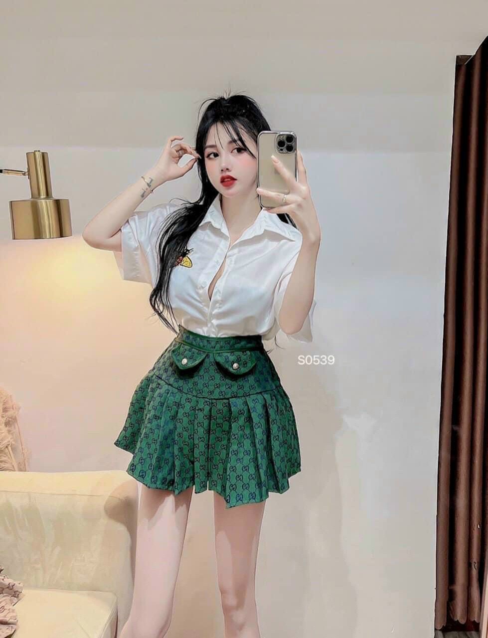 Set váy , set áo sơ mi thêu màu trắng kèm chân váy kaki xếp ly xòe ngắn mặc cực kì dễ thương