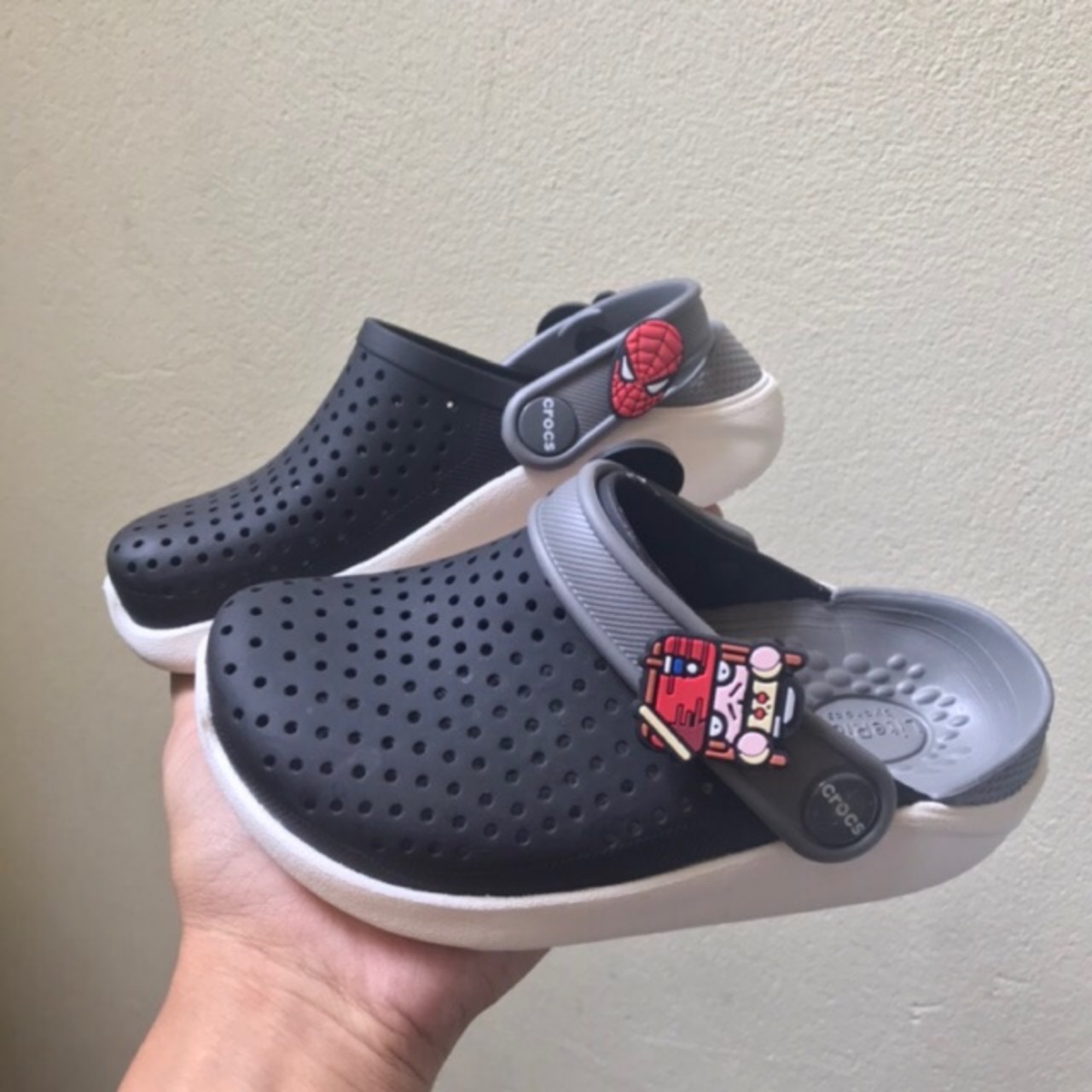 Sục Cross literide trẻ em màu đen đế trắng