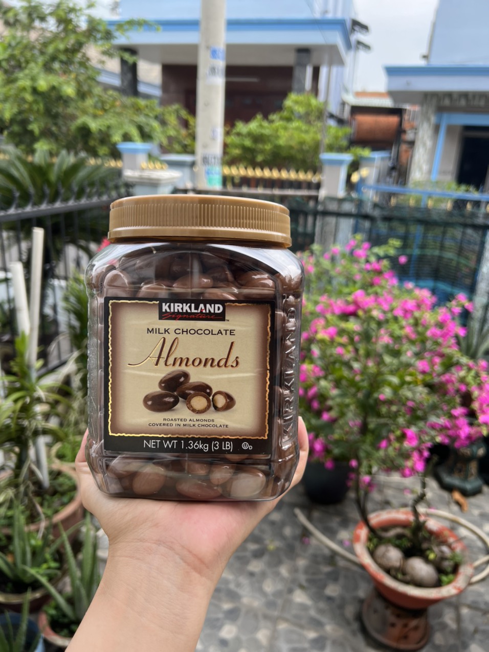 Kẹo Socola Hạnh Nhân Kirkland Signature Milk Chocolate Almonds 1.36kg.