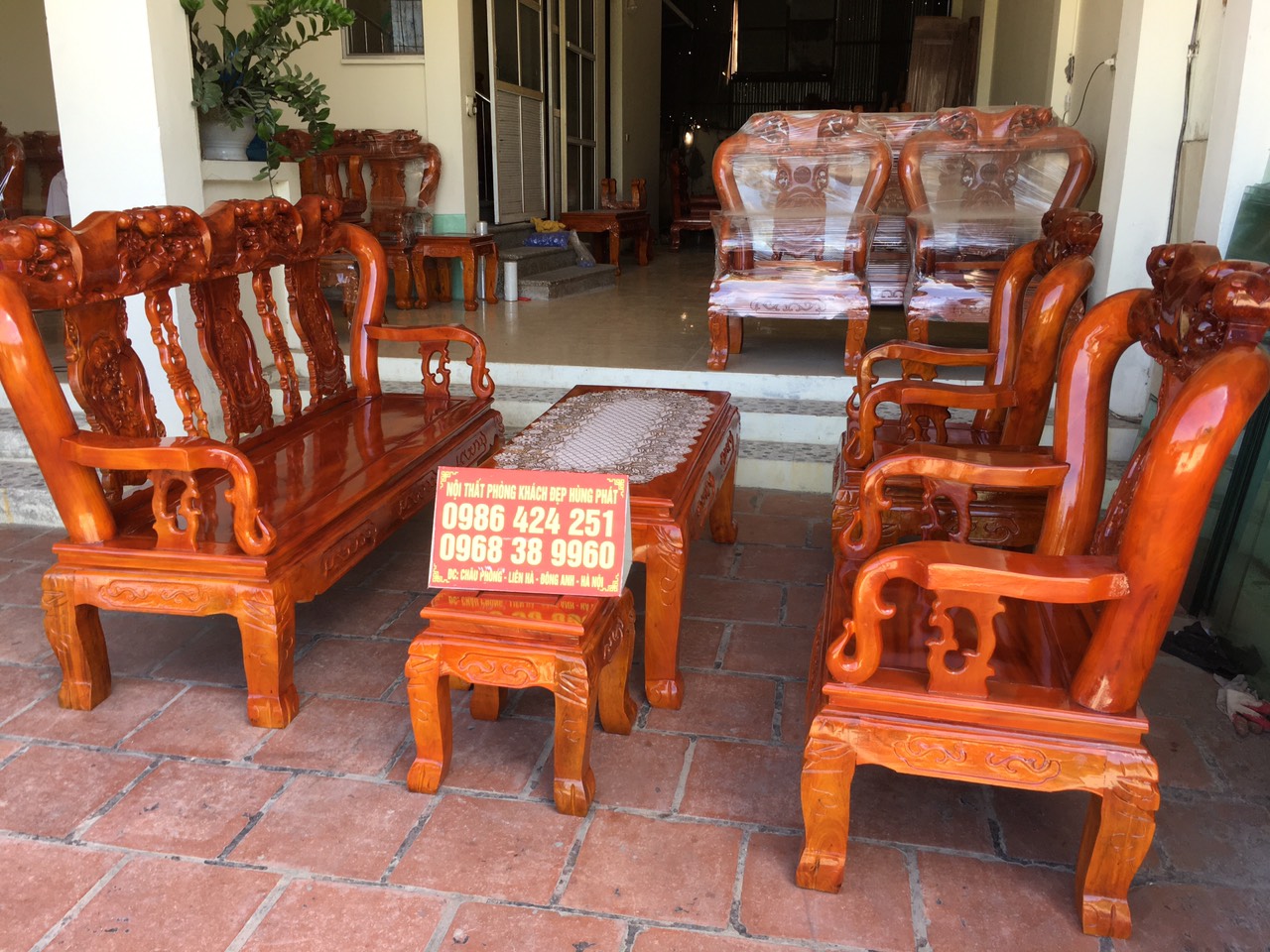 Bộ bàn ghế Minh Quốc Đào gỗ xà cừ là một tác phẩm nghệ thuật của nội thất đẹp Hùng Phát. Được chế tác với tinh thần tỉ mỉ và tài năng của các nghệ nhân, bộ bàn ghế này đem lại sự sang trọng và đẳng cấp cho không gian sống của bạn.