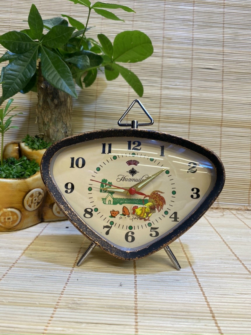 Chiếc đồng hồ gà trống Oval mổ thóc hàng cổ điển