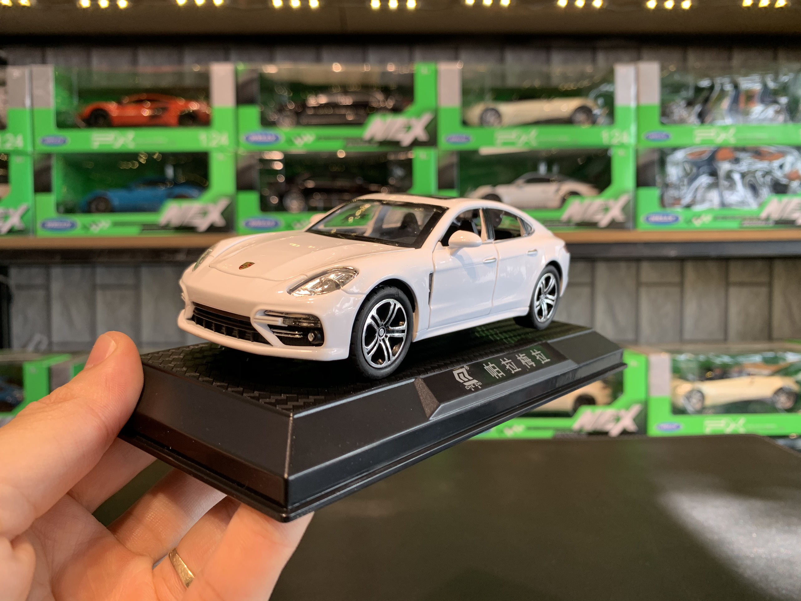 Mô hình trưng bày xe Porsche Panamera tỉ lệ 1:32 hãng CHEZHI (Đen+Trắng)