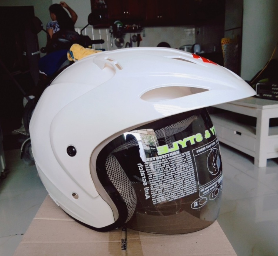 Mũ/nón bảo hiểm suzuki trắng