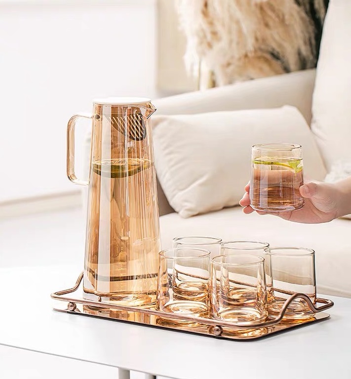 Bình cốc thủy tinh 1.8L màu vàng hổ phách kèm khay p/c Bắc Âu - Bình ly nước thuỷ tinh chịu nhiệt không chì