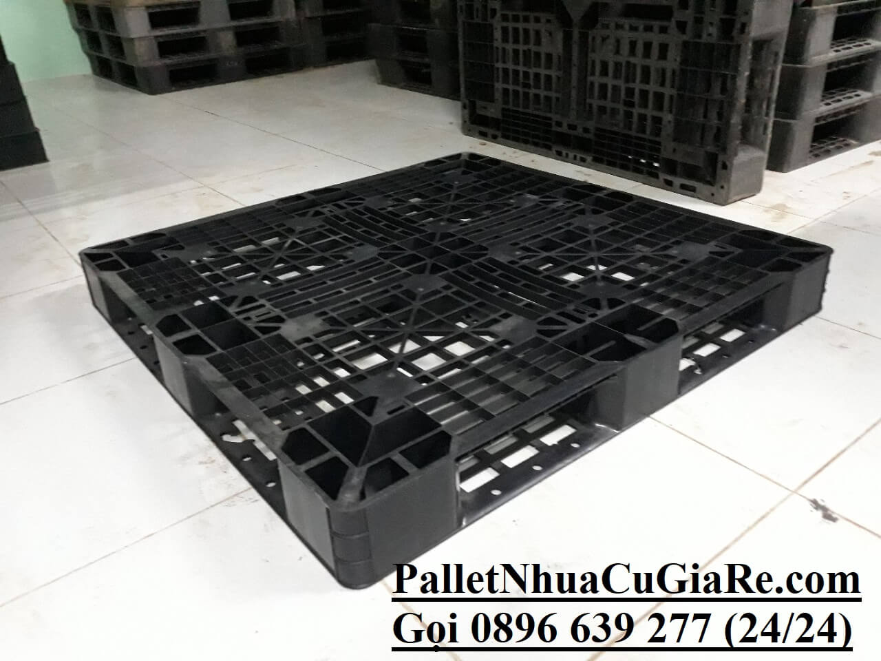 Xã lô hàng pallet nhựa cũ màu đen giá rẻ