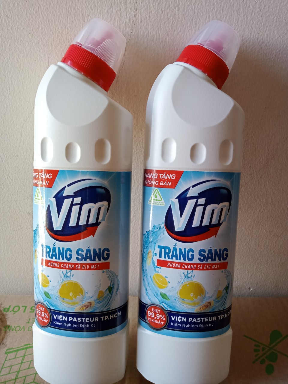 Vim tẩy bồn cầu, 2 chai nước tẩy rửa bồn cầu và nhà tắm VIM trắng sáng hương chanh sả dịu mát 450ml