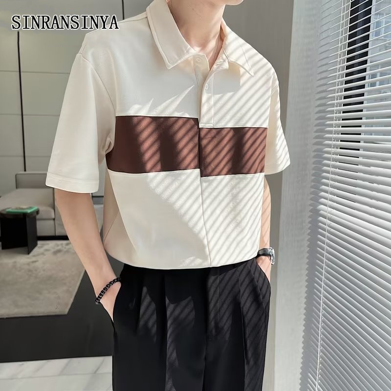 Sinransinya丨áo thun nam ngắn tay cổ polo nhẹ nhàng và quen thuộc áo thun polo chui đầu dáng rộng, áo thun nam ngắn tay thanh lịch phong cách nhẹ nhàng và quen thuộc